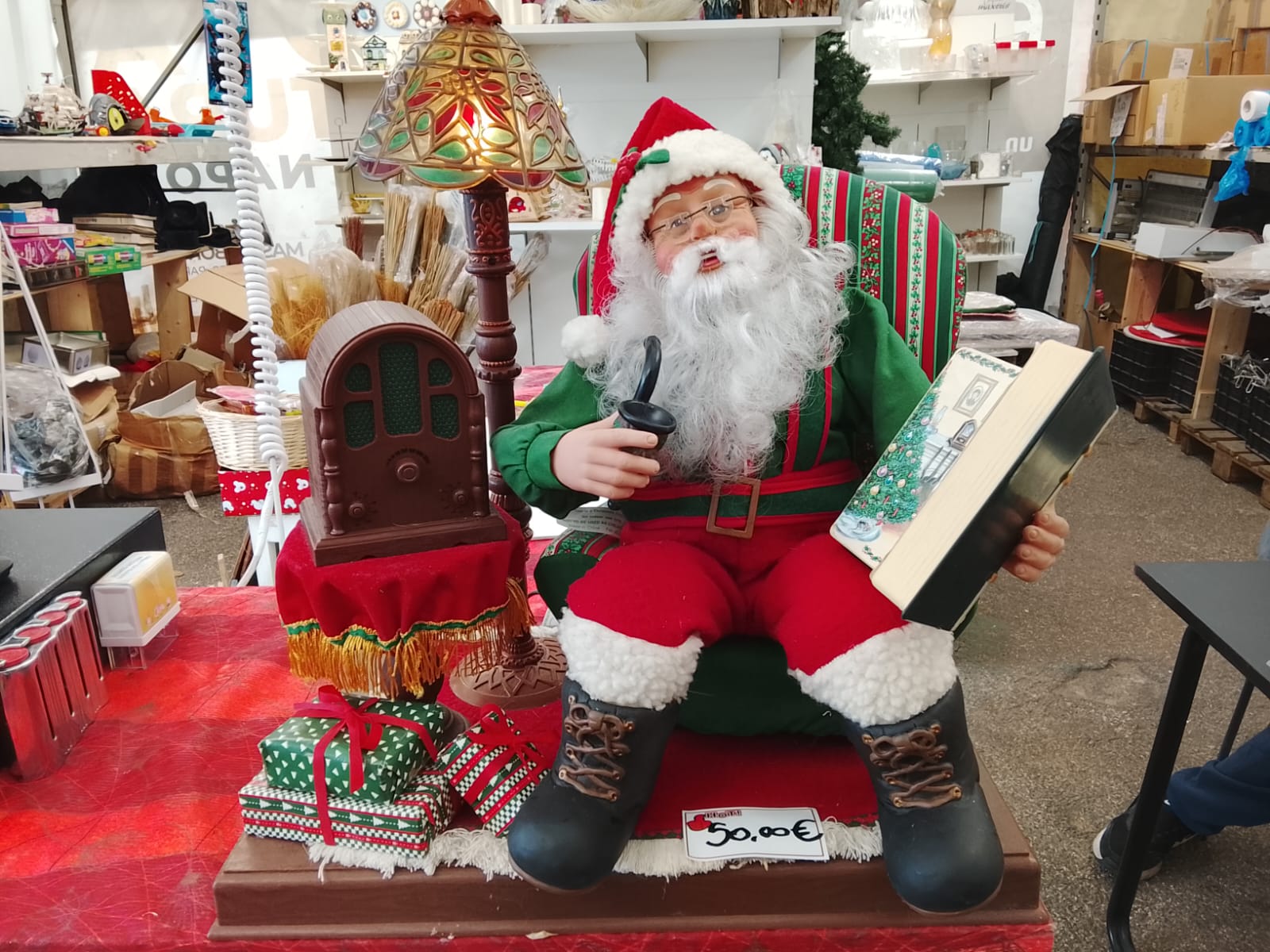 babbo-natale-seduto-con-libro-radio-e-lampada-decorazione-natalizia-scenografica